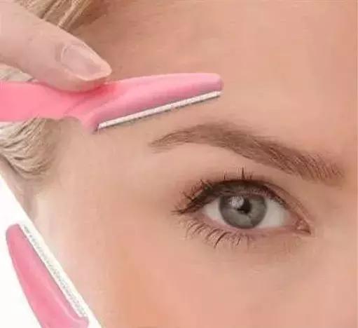 Shape your eyebrows & remove facial hair painlessly with our precise, easy-to-use Eyebrow Razor. Safe, lightweight & perfect for fine hair. Pack of 3. uses